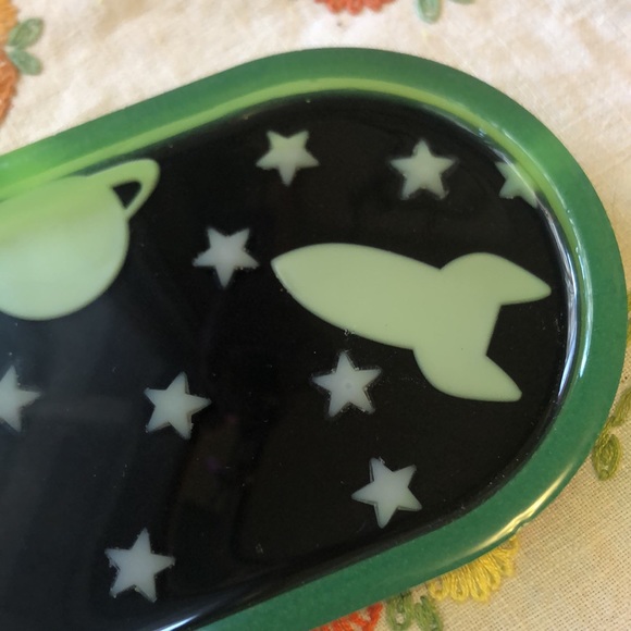 Handmade glow in the dark resin tray - Picture 4 of 6